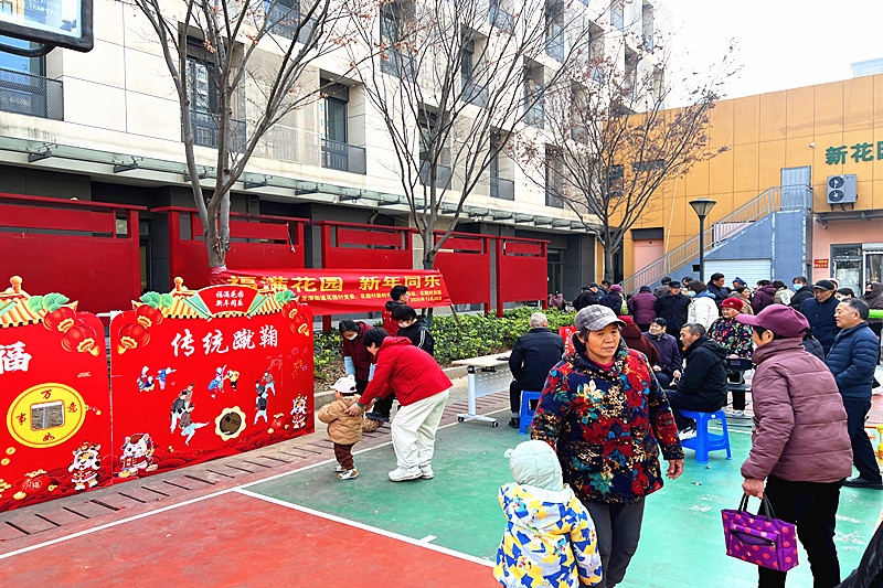 1767862049909331.jpg 江蘇省南京市棲霞區(qū)龍?zhí)督值阑▓@村關(guān)工委舉辦“福滿花園?新年同樂”迎新年游園會(huì)(3).jpg