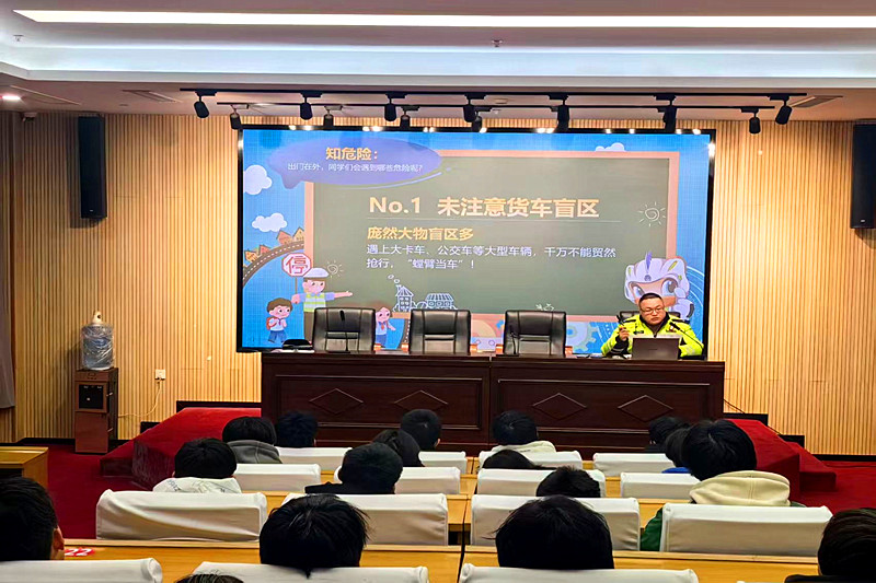 1767929865380651.jpg 江蘇省南京市六合中等專業(yè)學(xué)校關(guān)工委舉辦交通安全專題講座(1).jpg