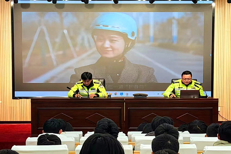 1767929890993856.jpg 江蘇省南京市六合中等專業(yè)學(xué)校關(guān)工委舉辦交通安全專題講座(3).jpg