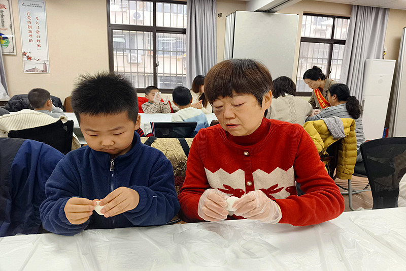 江蘇省南京市秦淮區(qū)“五老”村街道“五老”村社區(qū)開展“湯圓傳情，樂聚冬至”親子冬至包湯圓活動(2).jpg