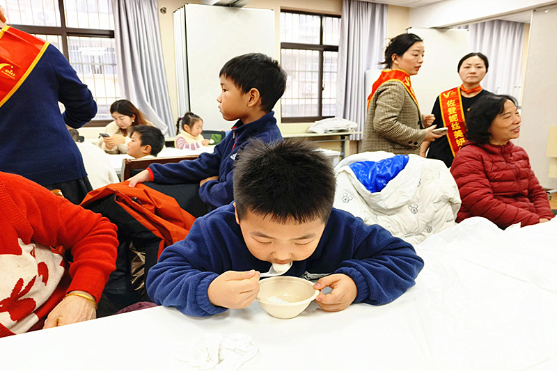 江蘇省南京市秦淮區(qū)“五老”村街道“五老”村社區(qū)開展“湯圓傳情，樂聚冬至”親子冬至包湯圓活動(4).jpg