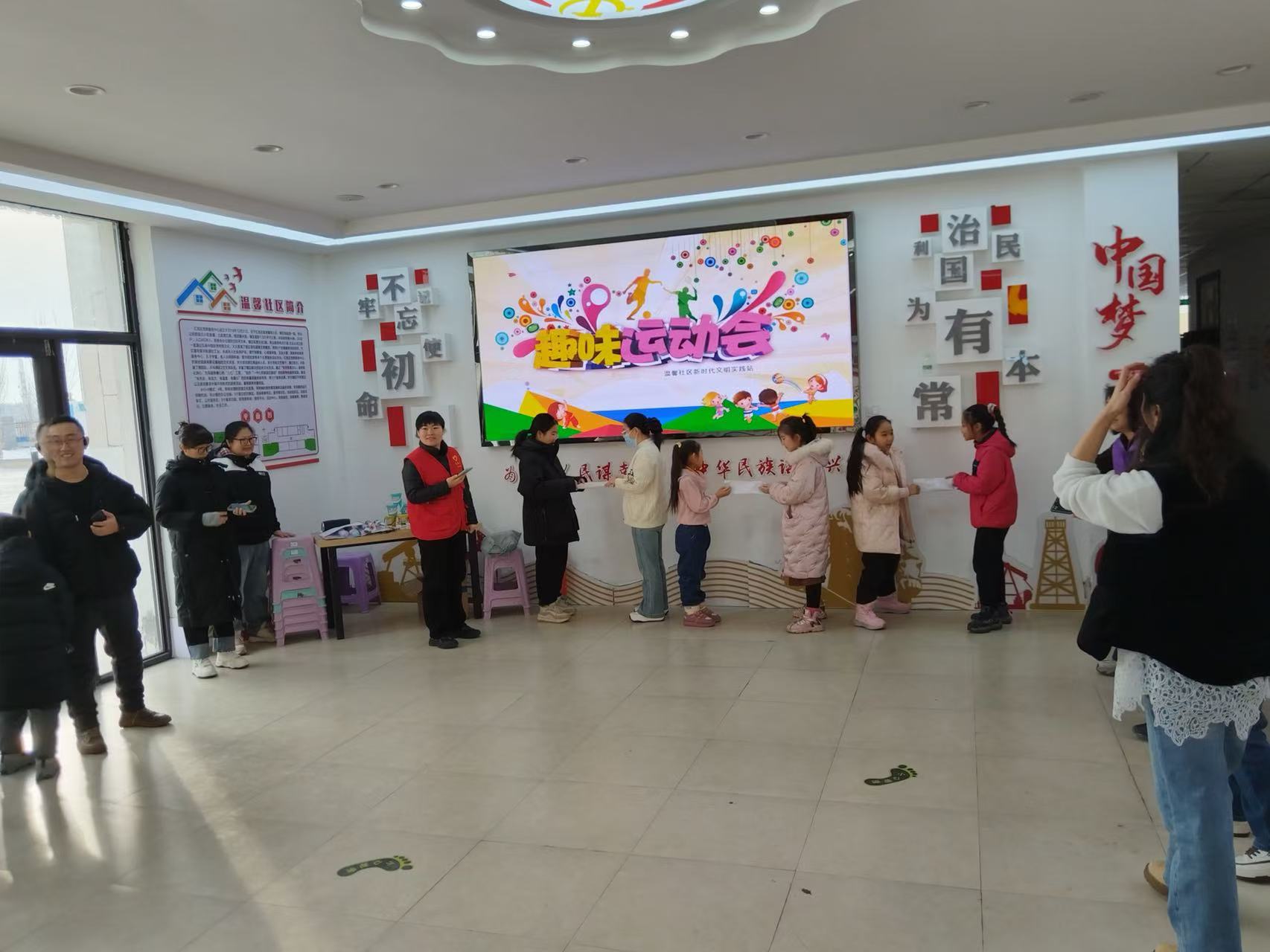 大慶市紅崗區(qū)銀河街道溫馨社區(qū)關(guān)工小組、婦聯(lián)開展“童心飛揚 ”寒假趣味運動會 (3).jpg