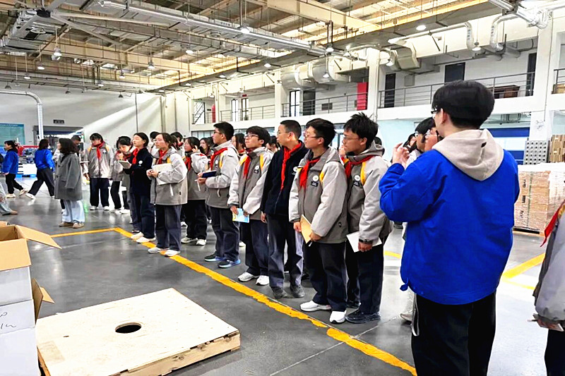 1768208712930427.jpg 江蘇省南京市棲霞區(qū)攝山中學(xué)關(guān)工委組織學(xué)生赴江蘇鳳凰新華印務(wù)集團(tuán)開展研學(xué)活動(dòng)(3).jpg