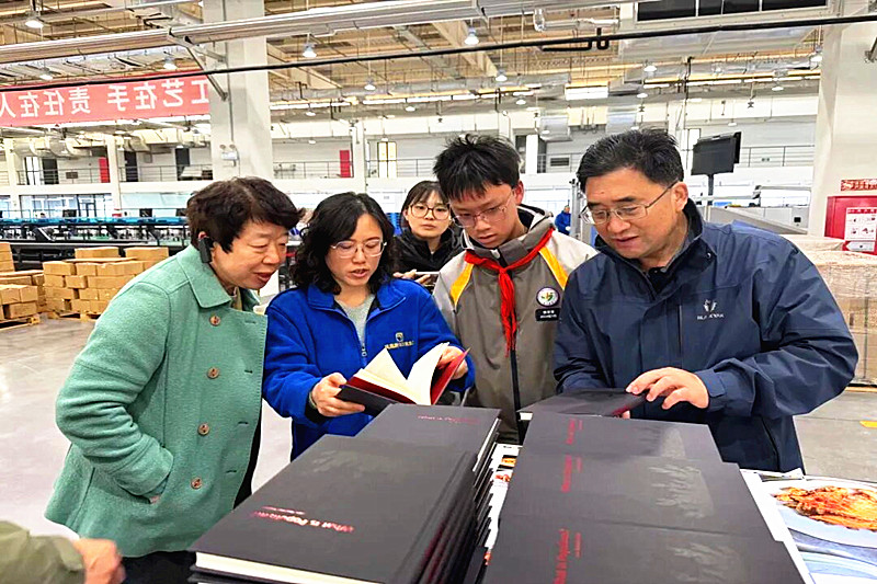 1768208718203208.jpg 江蘇省南京市棲霞區(qū)攝山中學(xué)關(guān)工委組織學(xué)生赴江蘇鳳凰新華印務(wù)集團(tuán)開展研學(xué)活動(dòng)(4).jpg