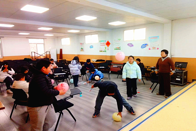 江蘇省南京市秦淮區(qū)洪武路街道申家巷社區(qū)關(guān)工委：氣球裝煩惱，一擊釋童心(4).jpg