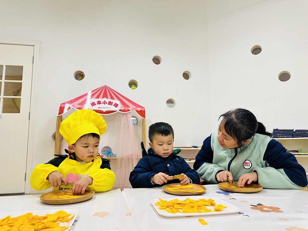 1月20日，廣西壯族自治區(qū)柳州市魚峰區(qū)天湖社區(qū)關(guān)工小組開展“品糯糕承節(jié)氣韻 伴稚子繪暖冬圖”主題實踐活動1.jpg