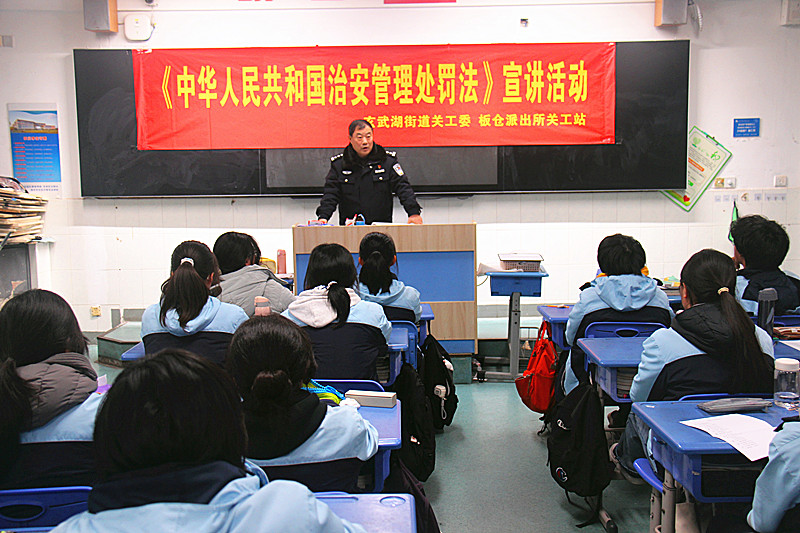 1769482867931628.jpg 玄武湖街道關(guān)工委聯(lián)合多部門開展法治宣講進校園活動(2).jpg