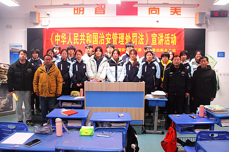 1769482890617727.jpg 玄武湖街道關(guān)工委聯(lián)合多部門開展法治宣講進校園活動(5).jpg