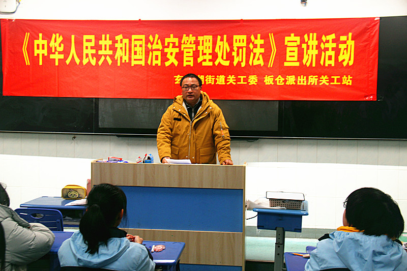 1769482917346519.jpg 玄武湖街道關(guān)工委聯(lián)合多部門開展法治宣講進校園活動(6).jpg