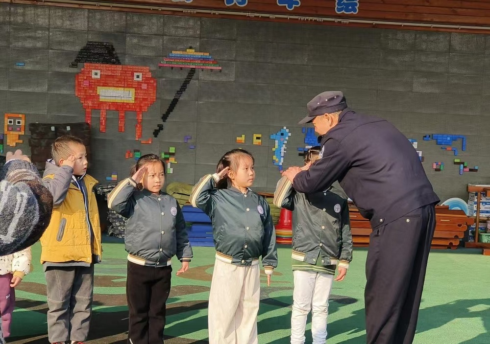 1月23日，廣西壯族自治區(qū)柳州市魚峰區(qū)天湖社區(qū)關(guān)工開展“寒假安全護(hù)童心 民警相伴平安行”安全教育活動(dòng)31.jpg