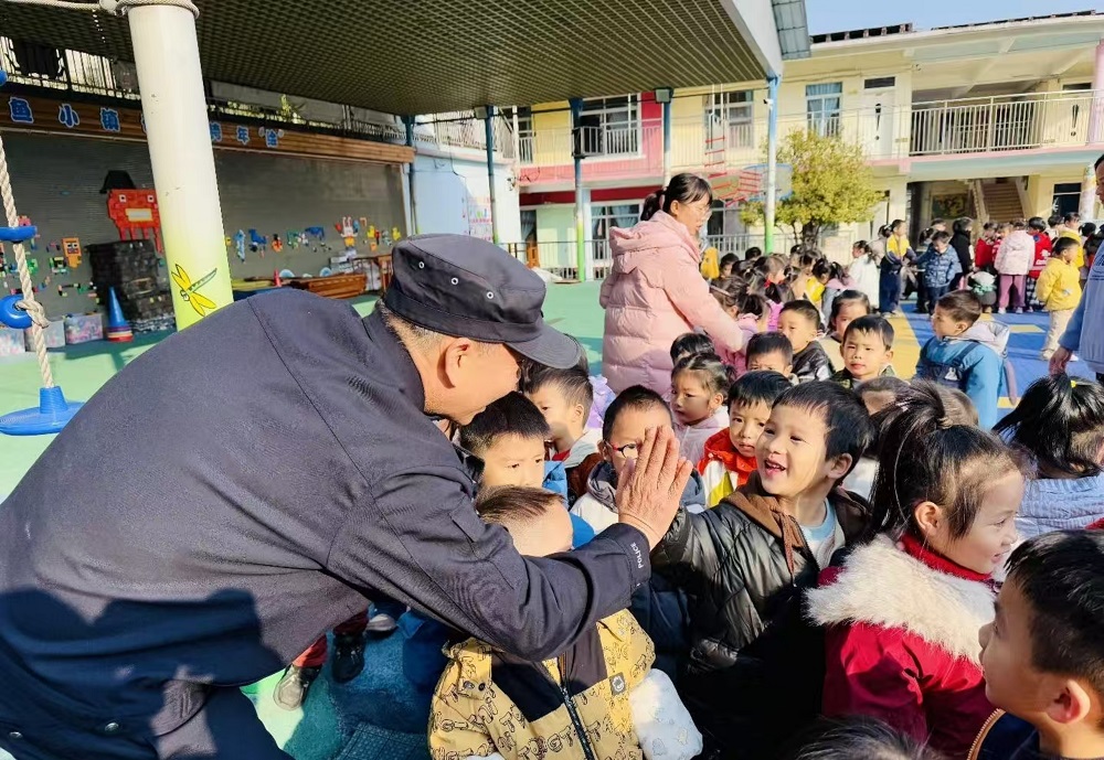 1月23日，廣西壯族自治區(qū)柳州市魚峰區(qū)天湖社區(qū)關(guān)工開展“寒假安全護(hù)童心 民警相伴平安行”安全教育活動(dòng)41.jpg