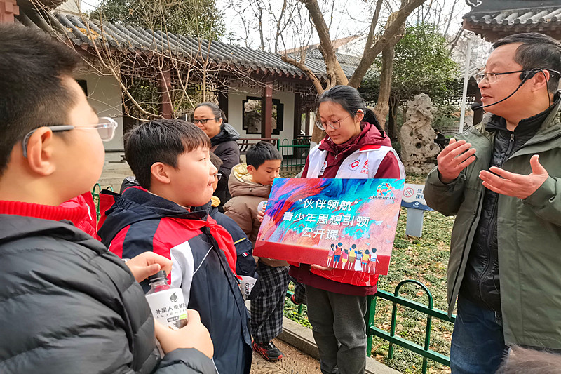 1769572009838129.jpg 江蘇省南京市秦淮區(qū)秦虹街道扇骨里社區(qū)關(guān)工委開展“閱動秦淮?絲路回響”主題研學(xué)活動(1).jpg