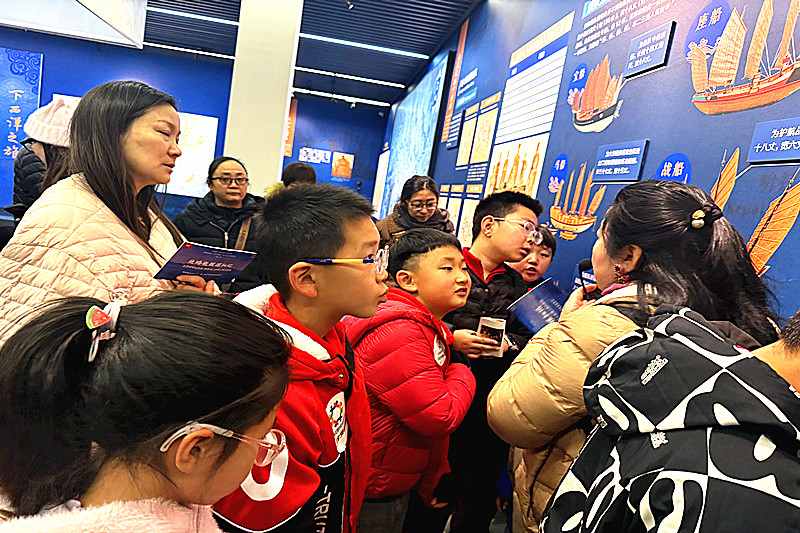 1769572024611413.jpg 江蘇省南京市秦淮區(qū)秦虹街道扇骨里社區(qū)關(guān)工委開展“閱動秦淮?絲路回響”主題研學(xué)活動(3).jpg