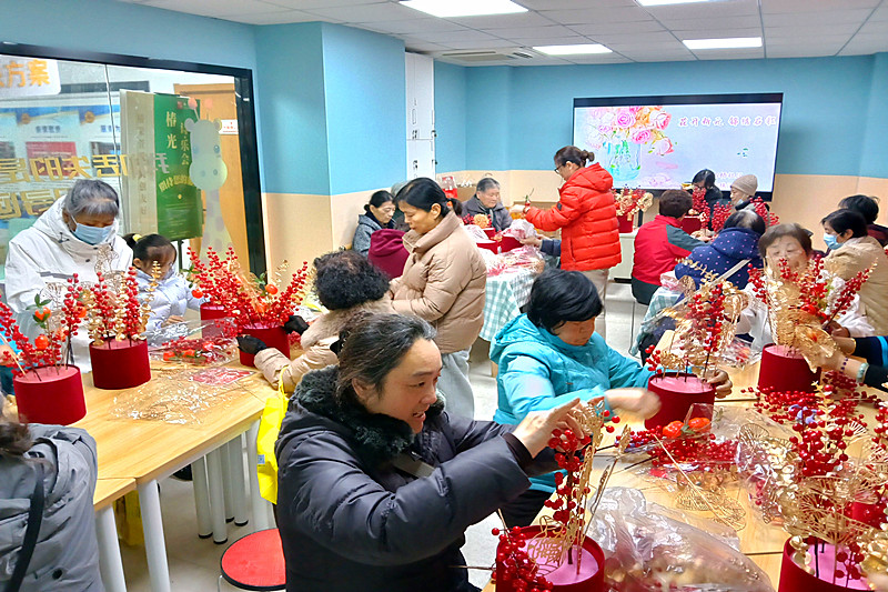 江蘇省南京市玄武區(qū)新街口街道大石橋社區(qū)關工委開展“花開新元 錦繡啟程”插花活動(2).jpg