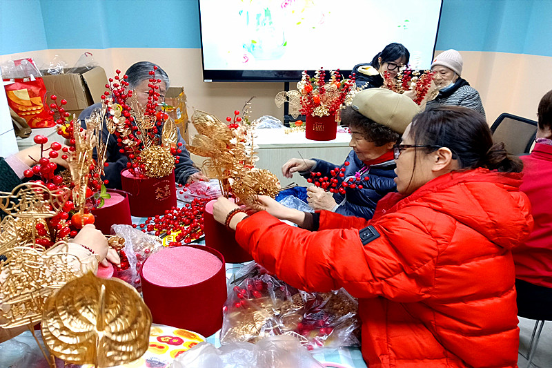 江蘇省南京市玄武區(qū)新街口街道大石橋社區(qū)關工委開展“花開新元 錦繡啟程”插花活動(3).jpg