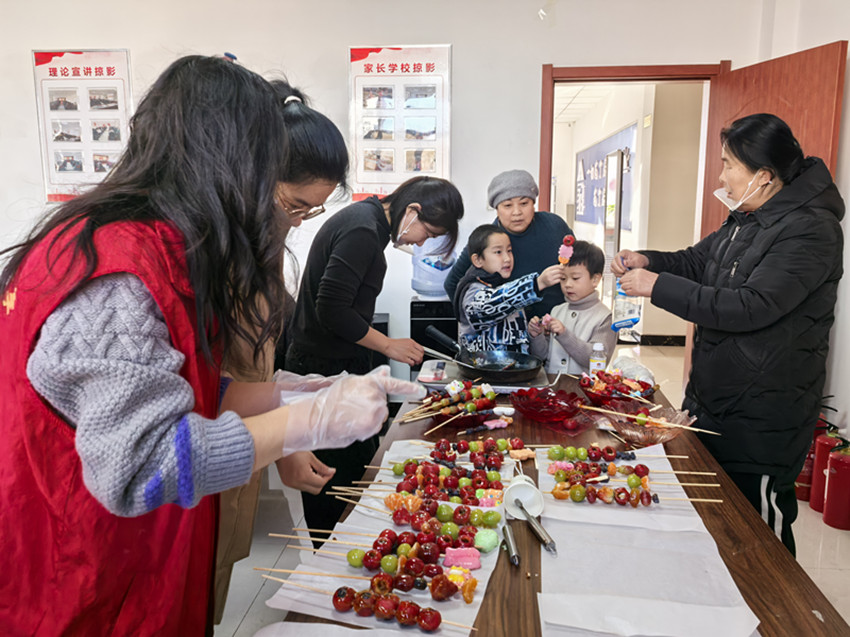 西城街道王府社區(qū)“鄰里聚首串甜意，非遺傳承暖社區(qū)”活動(dòng)照片2_副本.jpg