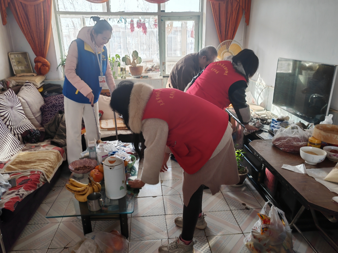 大慶市紅崗區(qū)銀河街道文華社區(qū)關(guān)工小組開展了“情系優(yōu)撫對象，溫情關(guān)愛“五老”上門慰問活動 (2).jpg