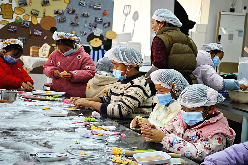 江蘇省南京市江北新區(qū)盤城街道江北社區(qū)關(guān)工委開展“鄰味工坊?兒童面點制作”實踐活動(2).jpg