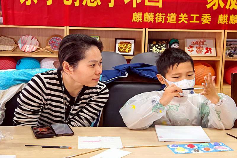 江蘇省南京市江寧區(qū)麒麟街道關(guān)工委組織開展了“親子創(chuàng)意手印畫”家庭成長活動(3).jpg
