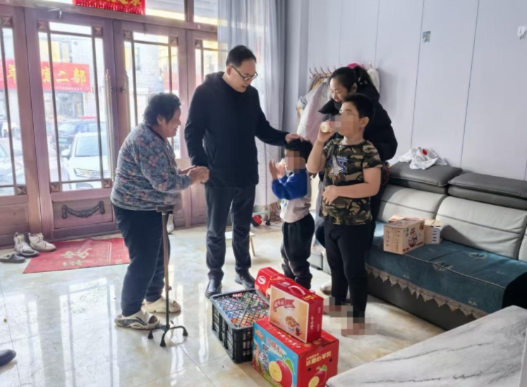 黑龍江省齊齊哈爾市拜泉縣民政局關(guān)工委、未成年人保護(hù)中心開展寒假和春節(jié)慰問活動(dòng)1.jpg