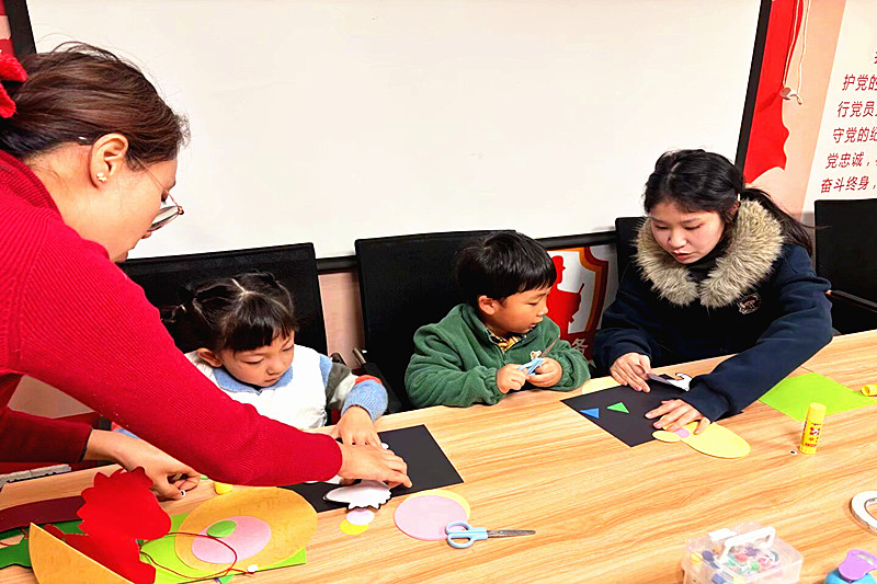 江蘇省南京市鼓樓區(qū)寧海路街道仙霞路社區(qū)關(guān)工委開展“馳騁騏驥?勢(shì)不可擋”親子手工制作活動(dòng)(2).jpg
