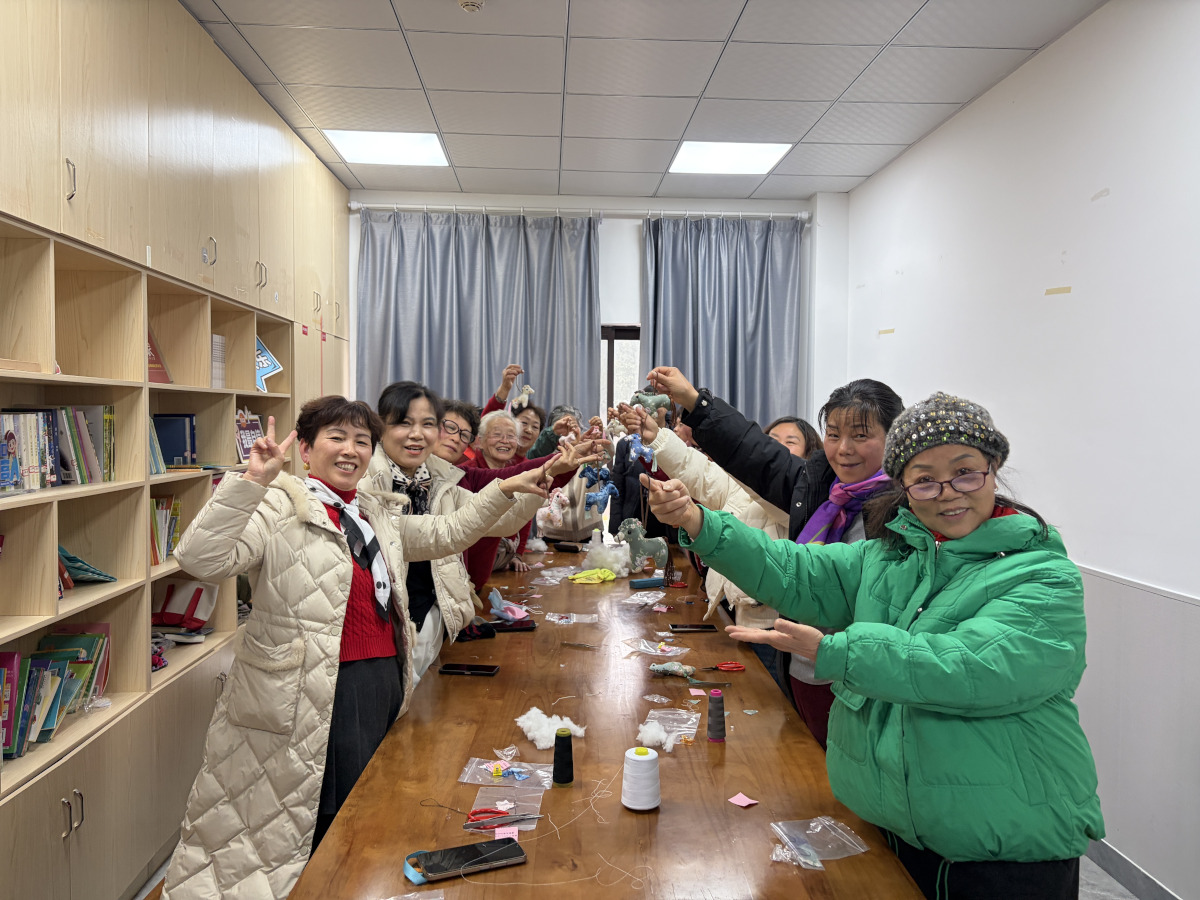 寧波市鎮(zhèn)海區(qū)：九龍湖鎮(zhèn)河源社區(qū)關工委開展“巧手縫吉祥 ,駿馬迎新春”“五老”志愿者手工主題活動3.jpg