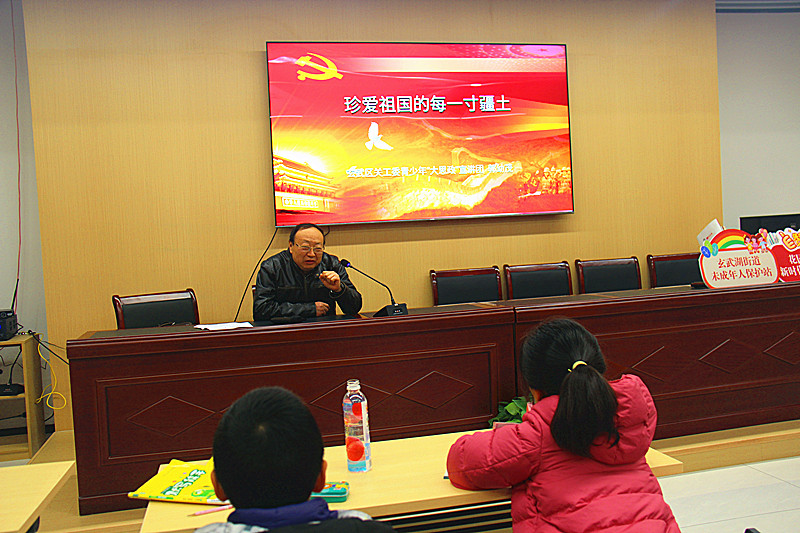 1770021683147652.jpg 玄武區(qū)關(guān)工委青少年“大思政”宣講團(tuán)走進(jìn)花園路社區(qū)青少年“冬令營(yíng)”(1).jpg