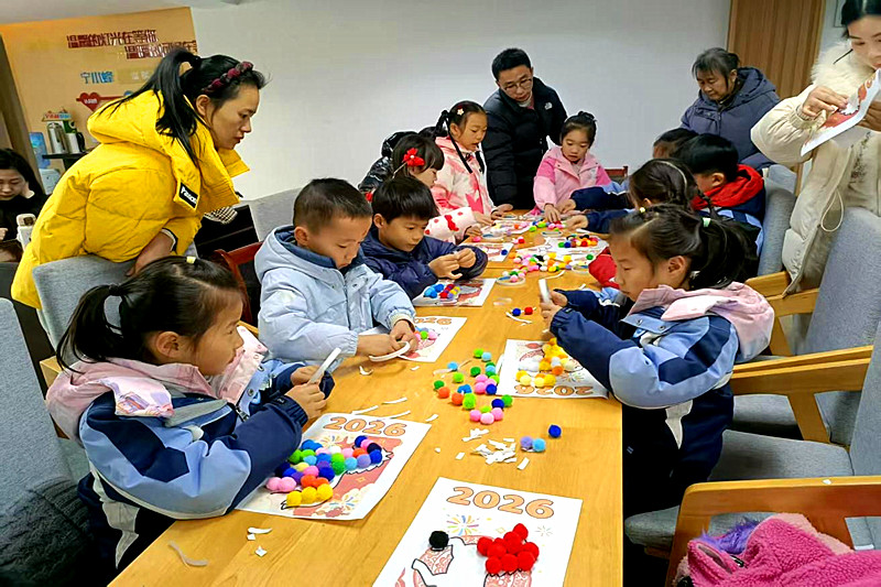 江蘇省南京市浦口區(qū)江浦街道人民橋社區(qū)關(guān)工委開(kāi)展“童趣臘八，溫暖童心”主題活動(dòng).jpg