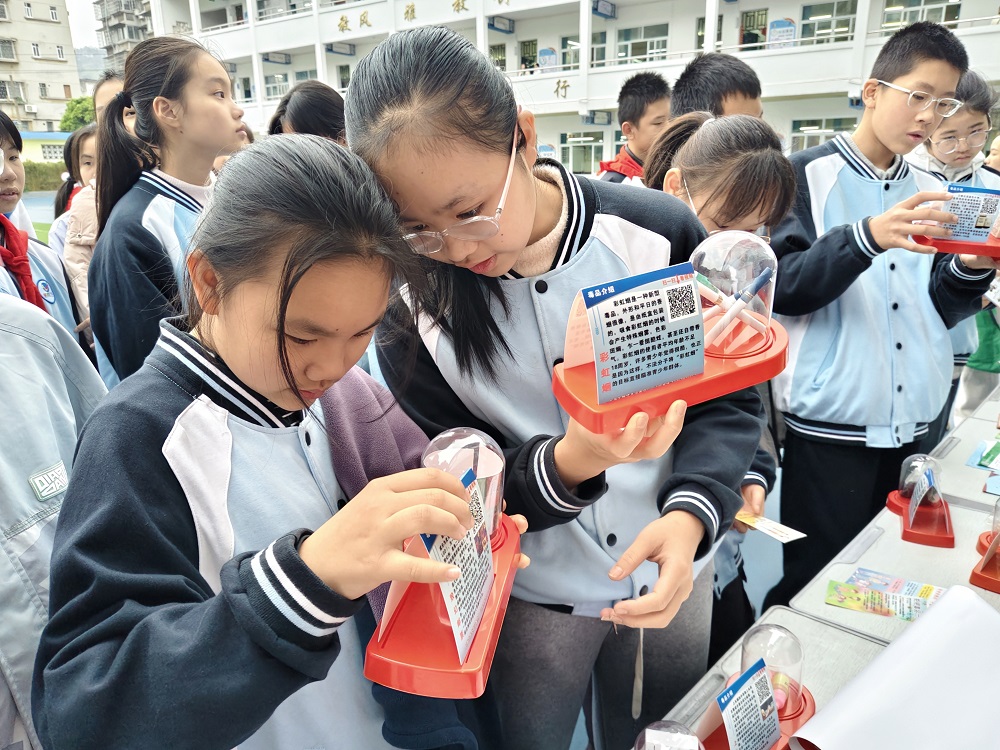 1770090336701444.jpg 學(xué)生們認(rèn)真觀看毒品模具1.jpg