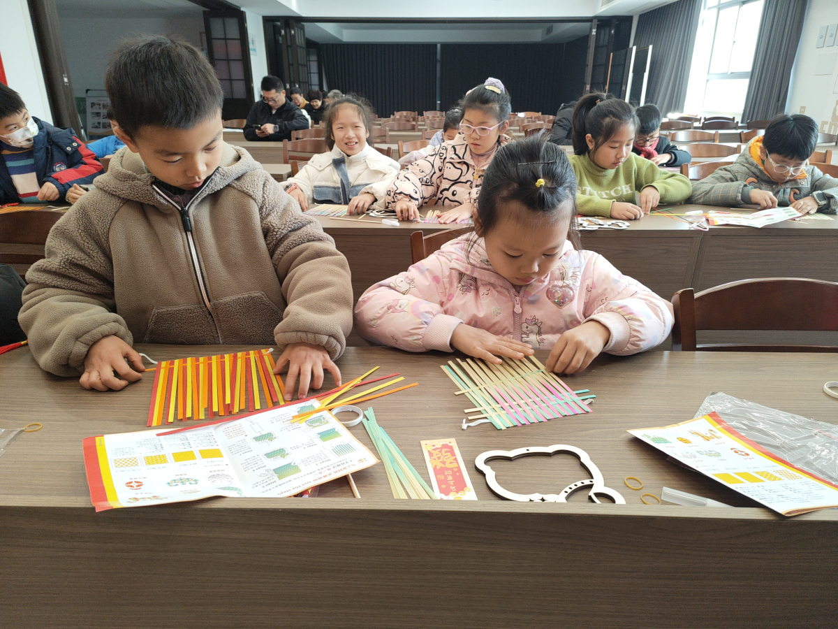 箭港湖社區(qū)關(guān)工委：竹編小馬賀新春 非遺手作潤童心2.jpg