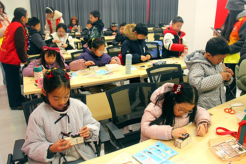 1770187908240849.jpg 江蘇省南京市玄武區(qū)玄武湖街道花園路社區(qū)關(guān)工委開展“幻燈機(jī)”手工DIY制作活動(2).jpg