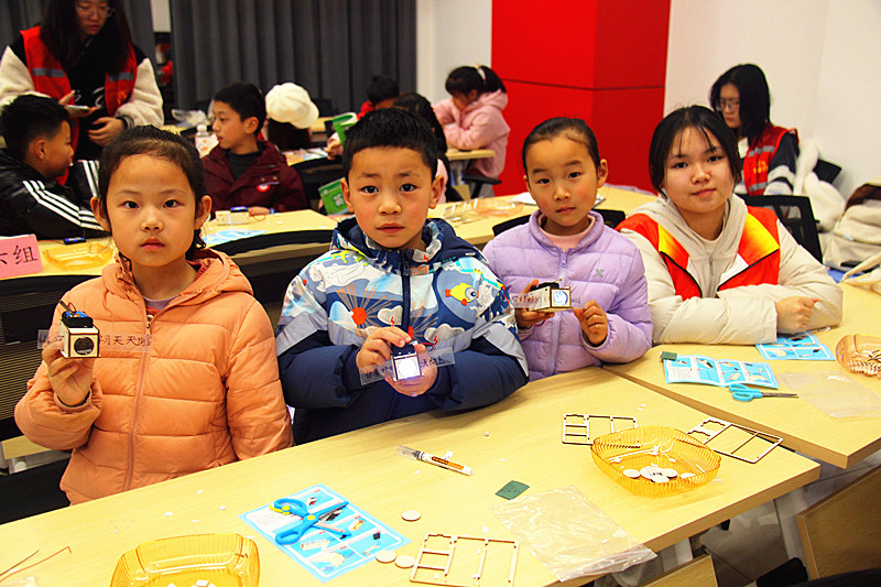 1770187929479319.jpg 江蘇省南京市玄武區(qū)玄武湖街道花園路社區(qū)關(guān)工委開展“幻燈機(jī)”手工DIY制作活動(5).jpg