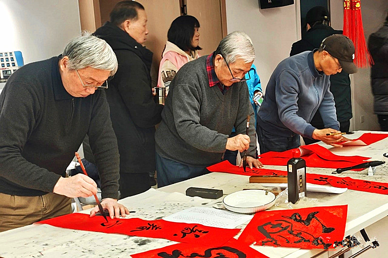 玄武區(qū)老年體協(xié)書畫專委會開展送春聯(lián)進(jìn)社區(qū)活動(2).jpg