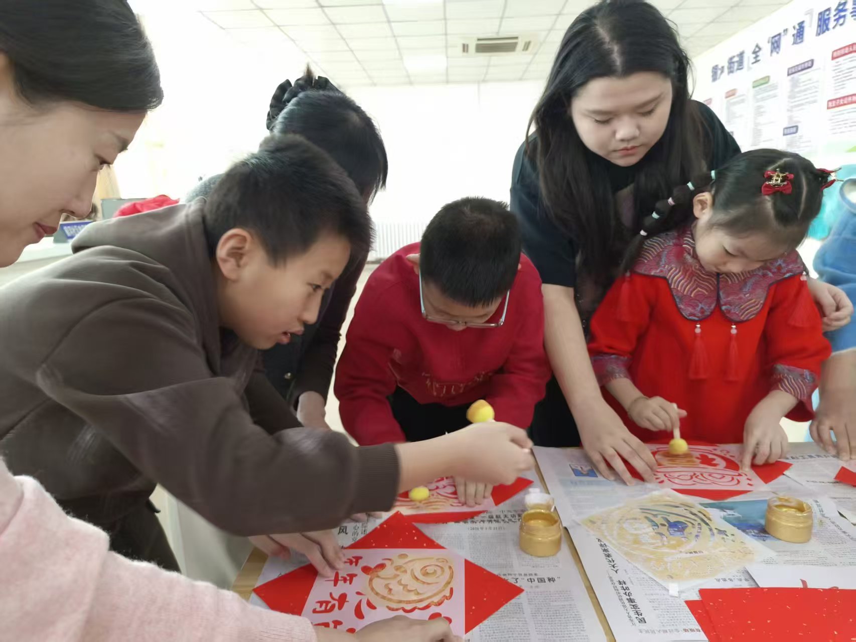大慶市紅崗區(qū)銀河街道銀河社區(qū)關(guān)工小組開(kāi)展“翰墨迎新春·福韻潤(rùn)童心”民俗文化主題實(shí)踐活動(dòng) (3).jpg