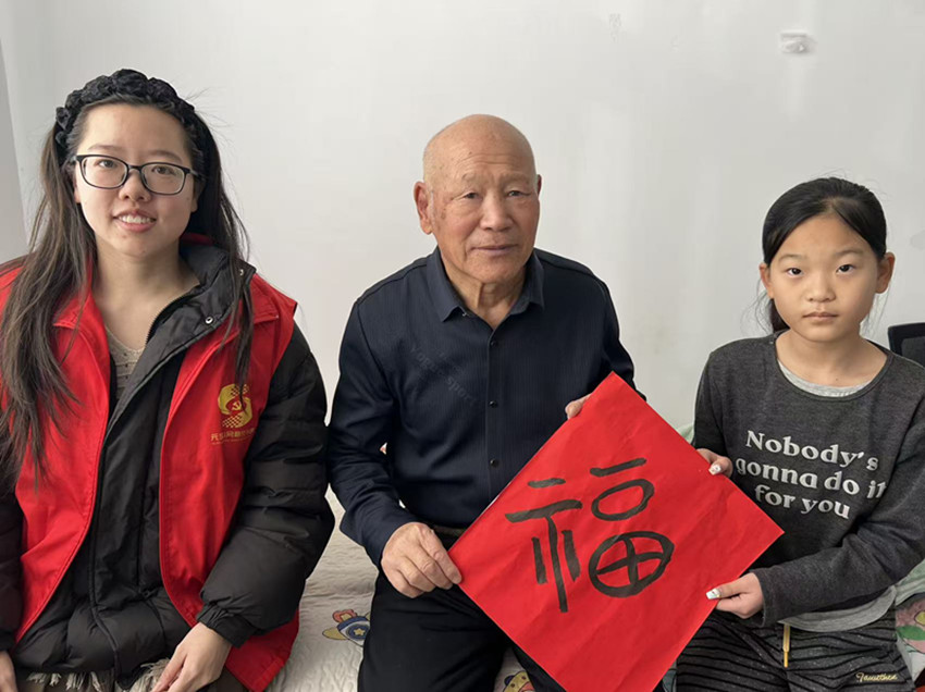 云杉路街道元電社區(qū)“童筆繪福傳美德，“五老”情暖夕陽(yáng)紅”新春慰問活動(dòng)照片3_副本.jpg