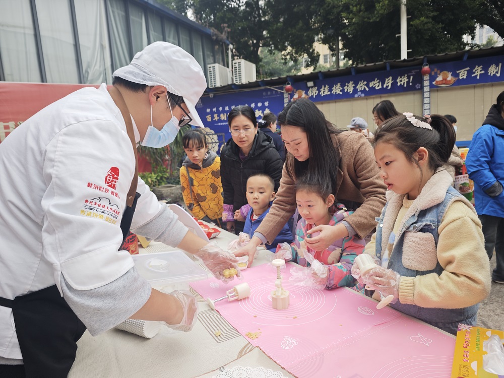 4、小朋友親手制作餅1.jpg