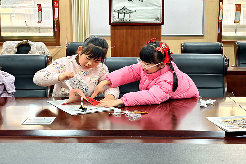 1770611391939421.jpg 江蘇省南京市秦淮區(qū)大光路街道藍旗新村社區(qū)成功舉辦“拾韻中國年?風雅少年行”活動(4).jpg