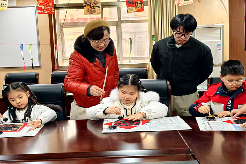 1770611398488228.jpg 江蘇省南京市秦淮區(qū)大光路街道藍旗新村社區(qū)成功舉辦“拾韻中國年?風雅少年行”活動(5).jpg