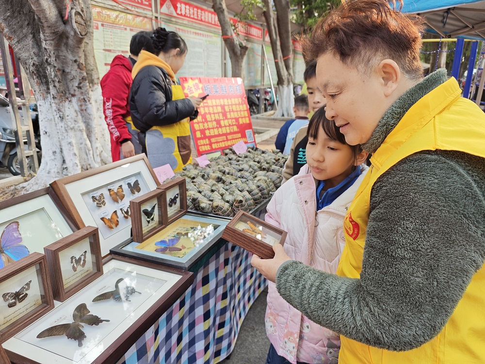 【龍擎苑社區(qū)年味濃！游園、市集、文藝匯演…居民家門口樂享新春】“五老”志愿者介紹非遺蝶翅畫1.jpg