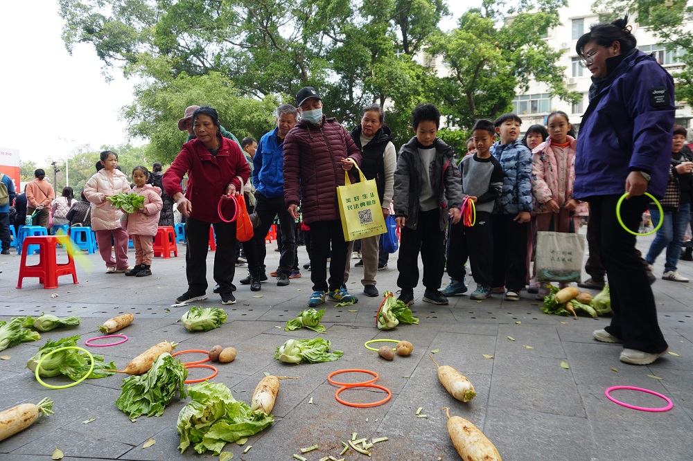 【龍擎苑社區(qū)年味濃！游園、市集、文藝匯演…居民家門口樂享新春】趣味套圈游戲讓老少收獲頗豐1.jpg