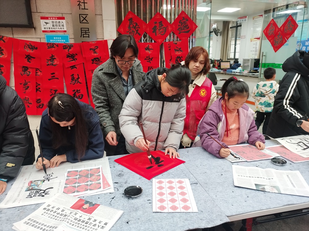 1770694670947350.jpg 書法愛好者揮毫潑墨1.jpg