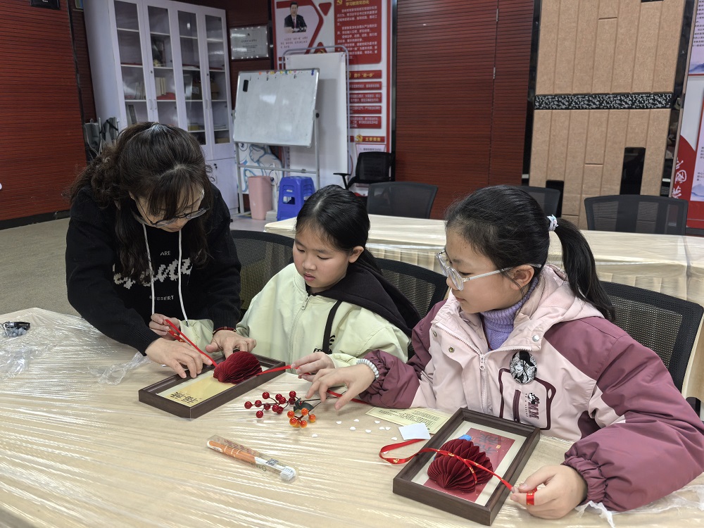 1770694822555883.jpg 景中苑社區(qū)關(guān)工小組開展“葫蘆承福 喜迎新春”手工制作主題活動(dòng)41.jpg