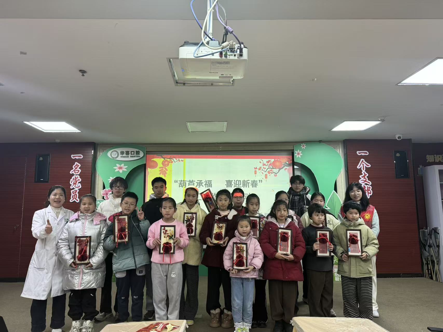 1770694831723857.jpg 景中苑社區(qū)關(guān)工小組開展“葫蘆承福 喜迎新春”手工制作主題活動(dòng)6.jpg