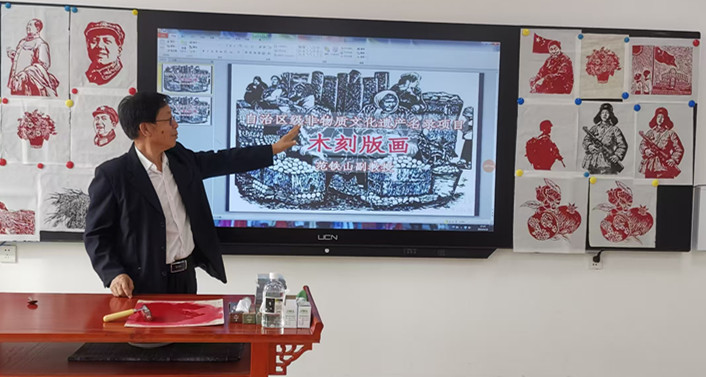 刻刀傳薪火：“五老”范鐵山的木刻非遺情